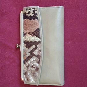Leather wallet with clasp change compartment. St. Thomas